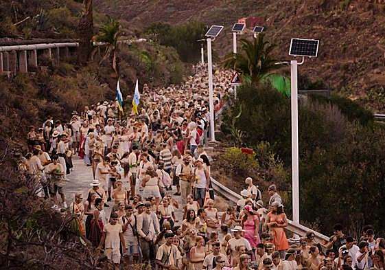 Cientos de personas usaron este sábado el gofio como arma arrojadiza para travesuras y juegos.