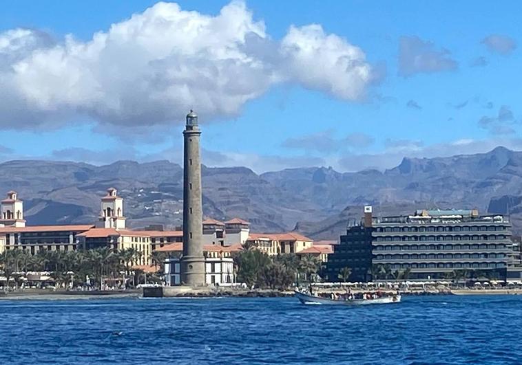 Impactantes imágenes de la llegada de una patera a Maspalomas