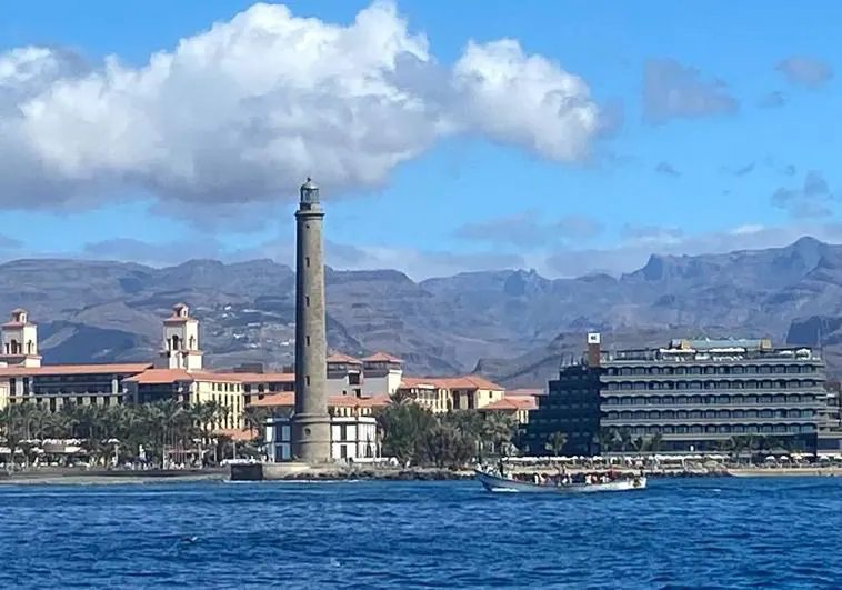 La embarcación, en la parte inferior derecha de la fotografía, junto al Faro de Maspalomas, emblema de Gran Canaria.