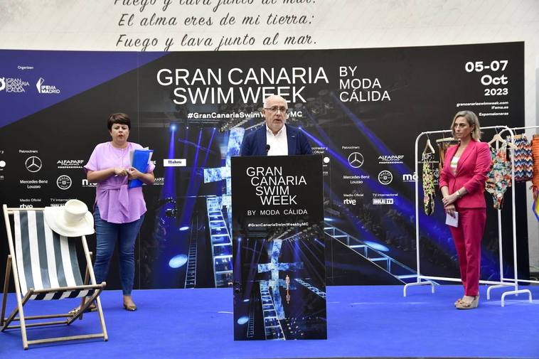 Antonio Morales, presidente del Cabildo, ofreció detalles de la pasarela junto a Minerva Alonso, consejera de Industria y Comercio, y Ana Rodríguez, representante de Ifema.