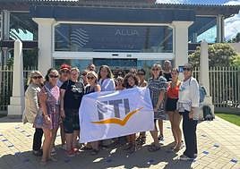 La consejera insular de Turismo y los trece profesionales traidos por el turoperador alemán.