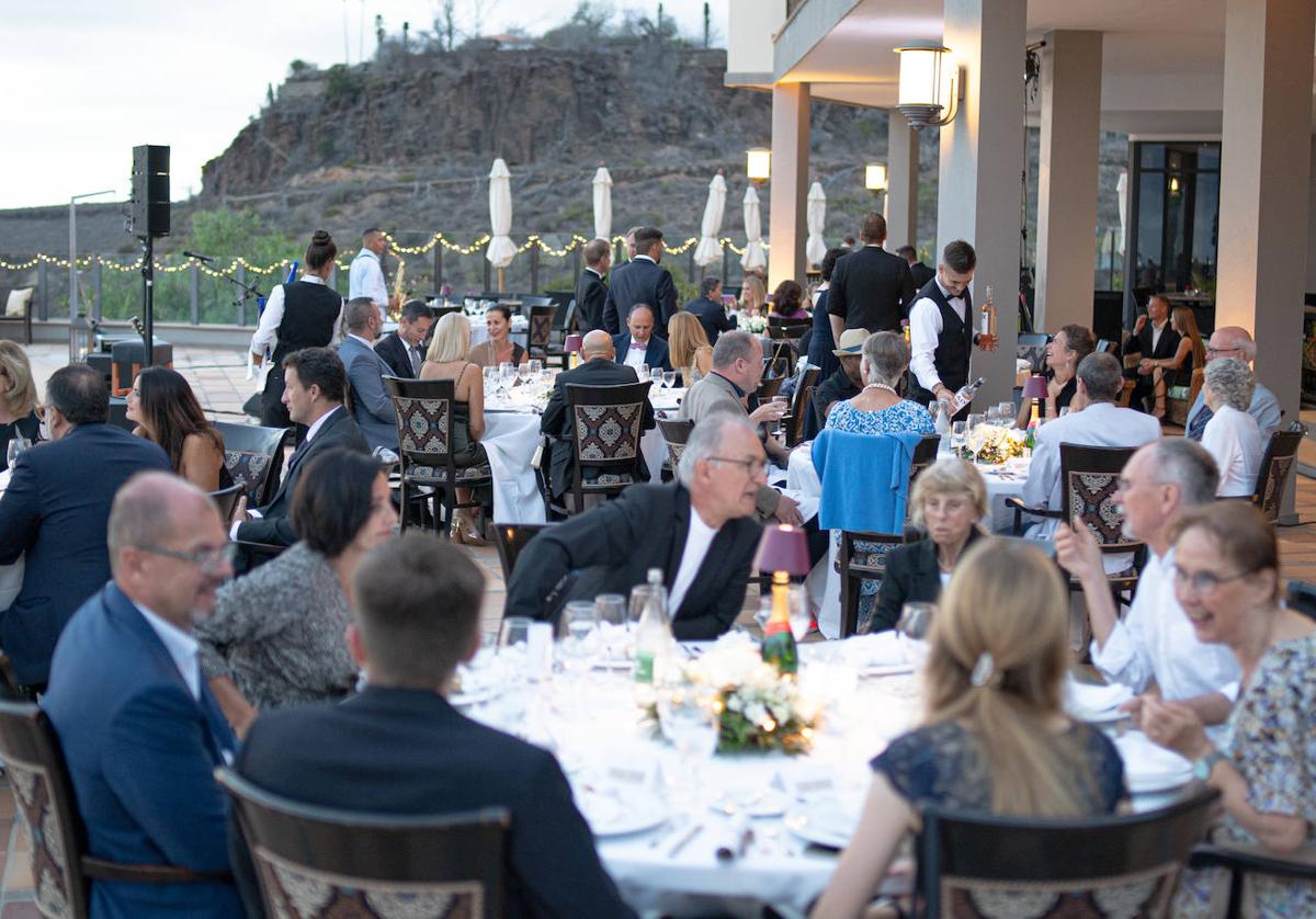 Imagen de los invitados, en la terraza de Casa León Royal Retreat.