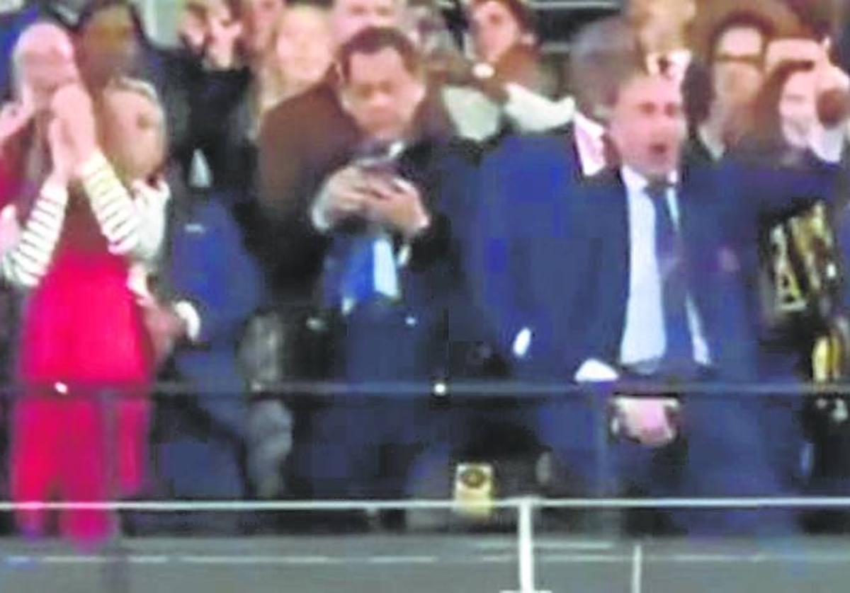 Captura de vídeo en la que se deja ver el grosero comportamiento de Luis Rubiales en el palco del estadio en el que la selección femenina de España ganó el mundial.