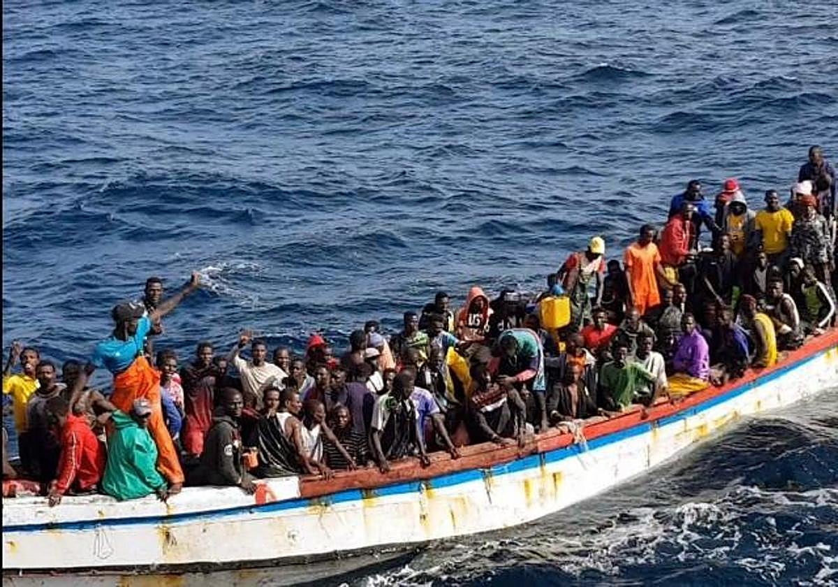 Embarcación a la deriva en Mauritania.