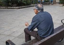 Imagen de archivo de un pensionista sentado en un banco.
