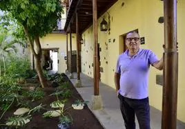 Faneque Hernández, en el patio de la Casa de los Camellos, la que fue residencia del alcalde ordinario Antonio Benítez de Rojas y que participó en el pacto de silencio tras la revuelta.