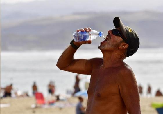 Los termómetros podrán superar los 34 grados este fin de semana en Canarias