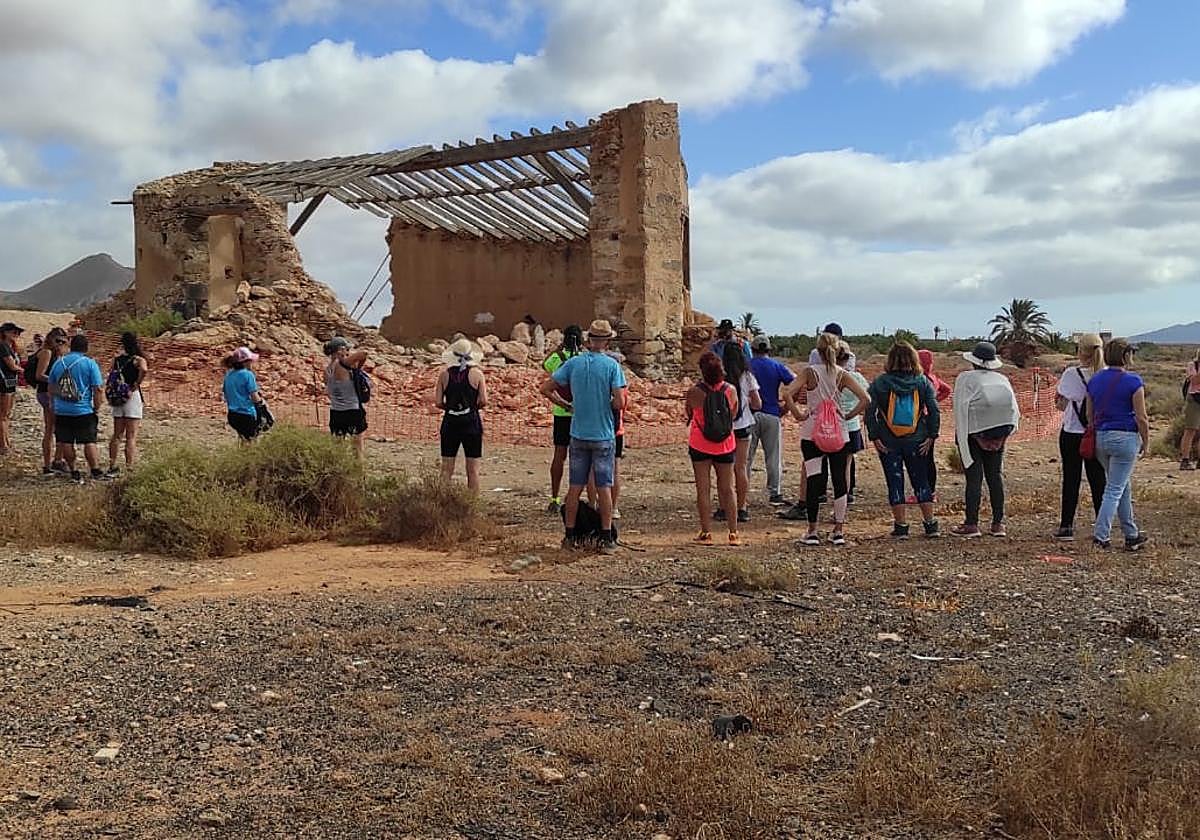 Una treintena de caminantes se sumó a la sexta ruta, en la foto en el Taro de Teguerey.