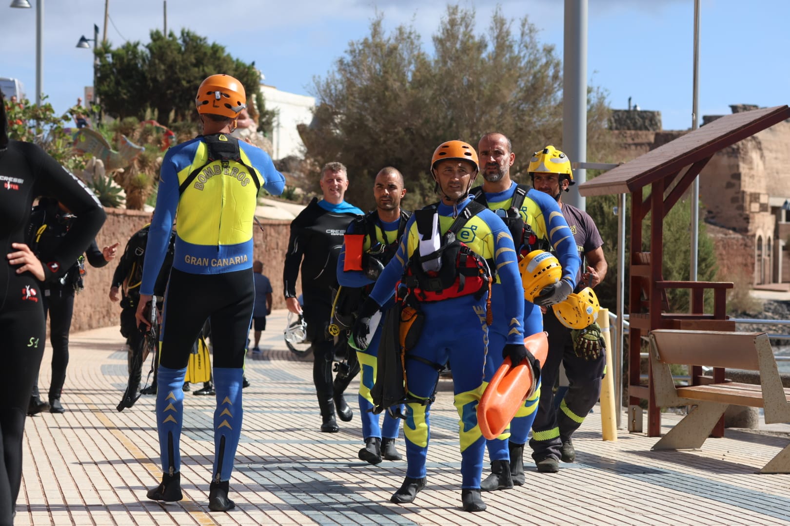 Imagen secundaria 1 - Imágenes del rescate, que tuvo lugar en la mañana de este jueves.