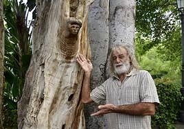 Antonio Benítez junto a su obra «El Duende».