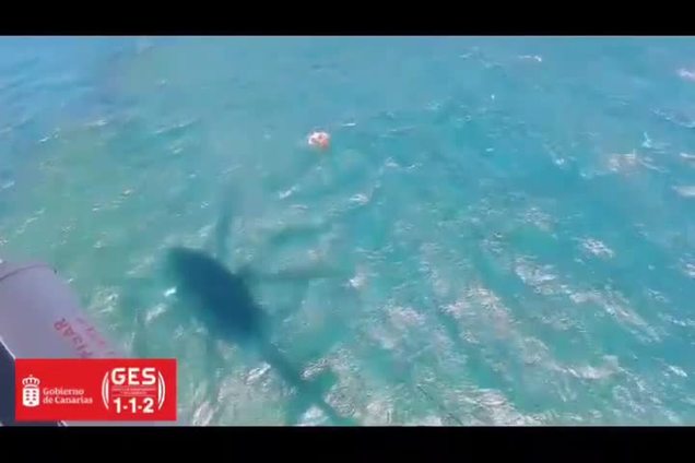 Rescatan a un hombre en helicóptero en la playa del Cabrón