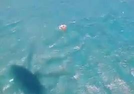Rescatan a un bañista en apuros en la playa del Cabrón