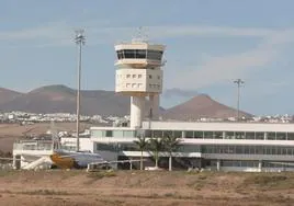 Imagen de la torre de control de Lanzarote, en conflicto desde su privatización.