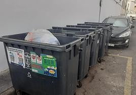 Contenedores de basura en una zona céntrica de Arrecife.