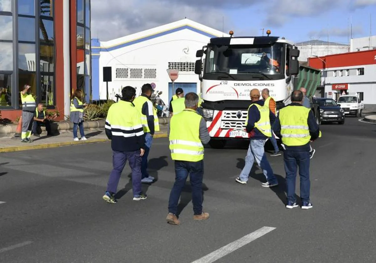 The transport strike strains the different economic sectors of the Canary Islands
