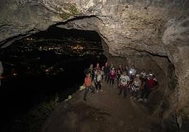 Imagen del grupo en el Mirador de las Cuevas, con el casco de Teror al fondo.