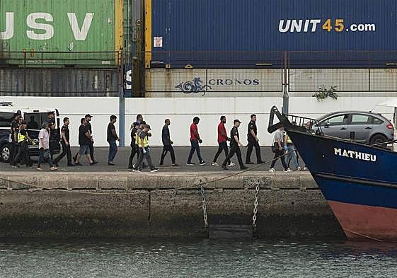 El pesquero fue trasladado al puerto de Arrecife, en Lanzarote.