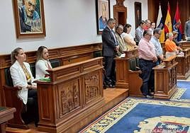 Las dos concejalas de Vox permanecen sentadas, mientras el resto de los presentes guarda el minuto de silencio en pie.