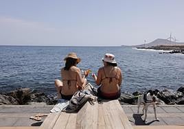 Bañistas sofocan el calor en la playa en Gran Canaria.
