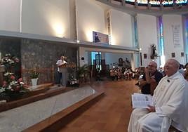 Francisco González, en primer término, en el templo en el que ejerce de párroco, en San Fernando.