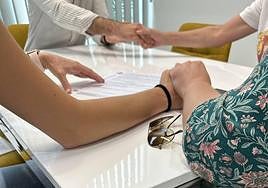 Clientes recibiendo la noticia de la cancelación de su deuda.