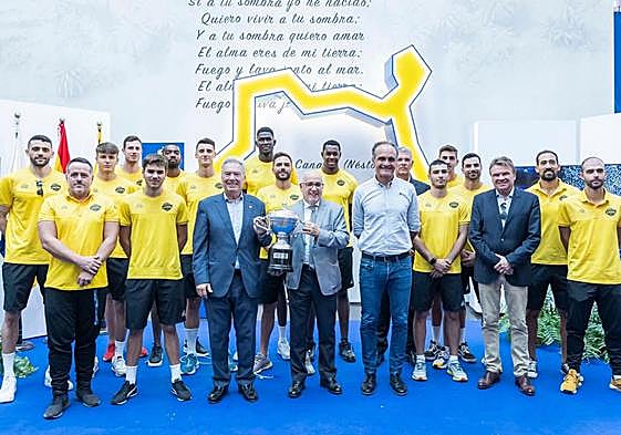 La plantilla del Guaguas, en la recepción del Cabildo grancanario.