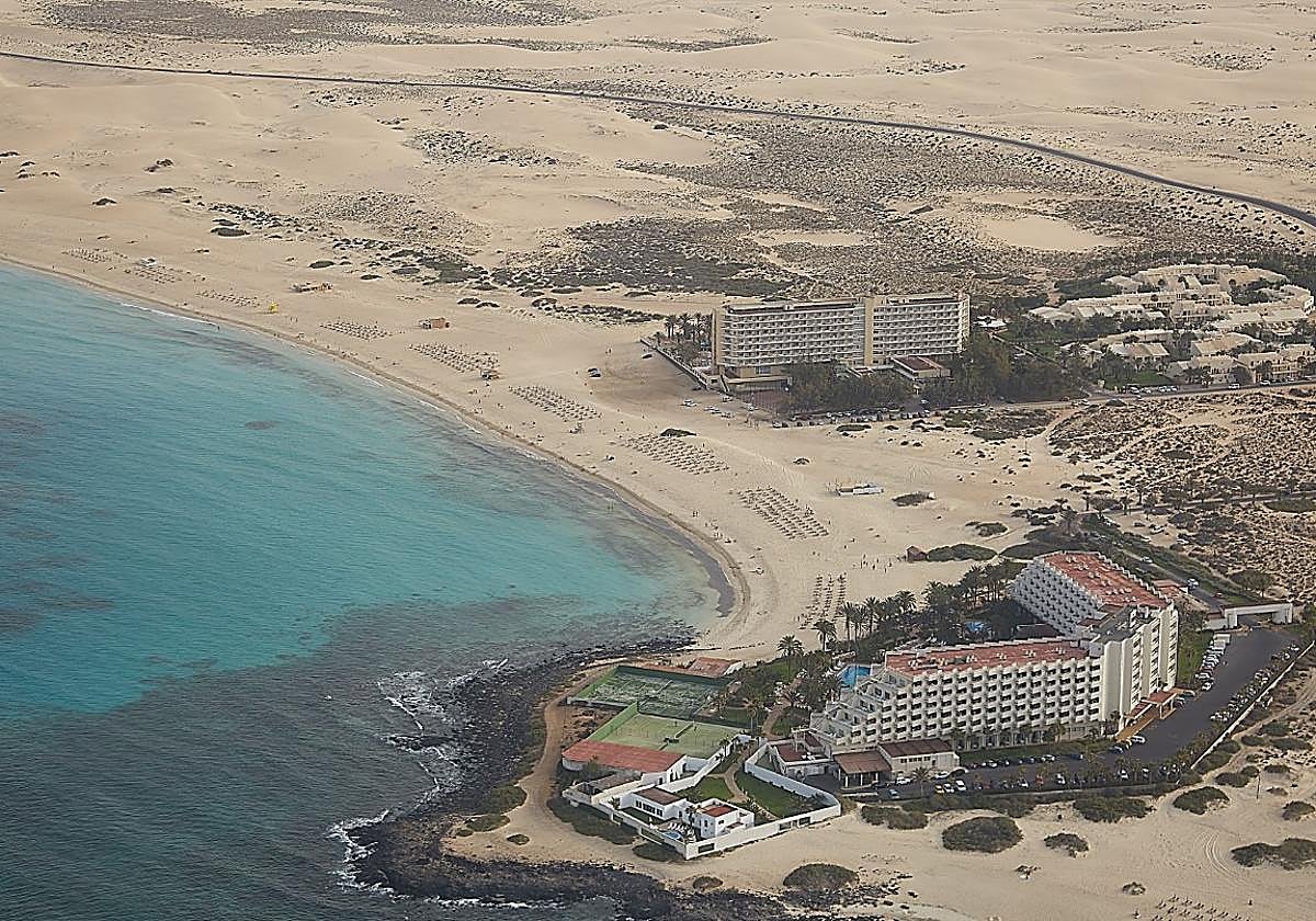Los dos hoteles de la cadena Riu en Corralejo: el Tres Islas en primer término y el Oliva Beach (hotel y apartamentos) en segundo.