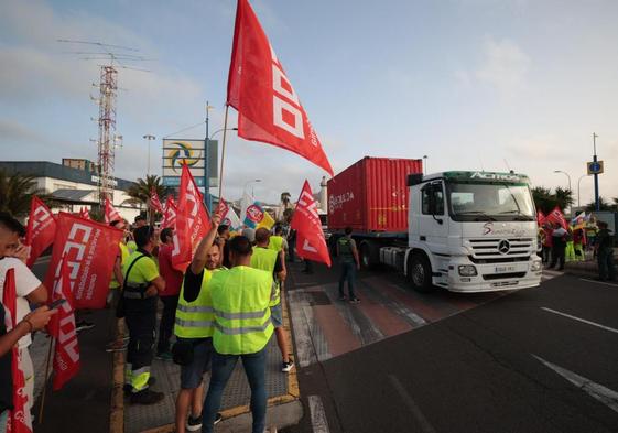 Retenciones de tráfico en la capital grancanaria por la huelga del transporte