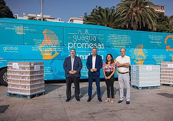 Daniel Sánchez, miembro del Comité provincial de Cruz Roja Las Palmas; Víctor Quintana, director general de Global; Eugenia Rocha, responsable del área de Vivienda de Cáritas; y Pedro Llorca, presidente del Banco de Alimentos de Las Palmas.