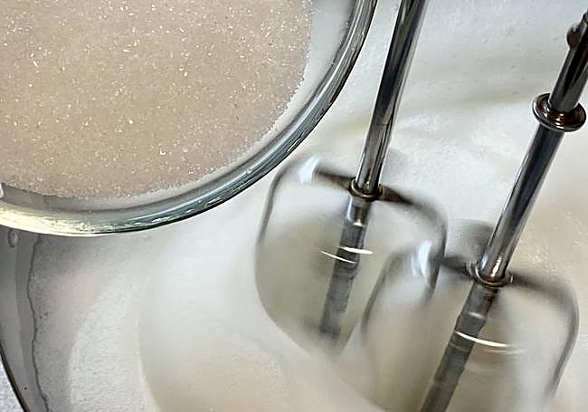 Iremos añadiendo poco a poco al azúcar a las claras