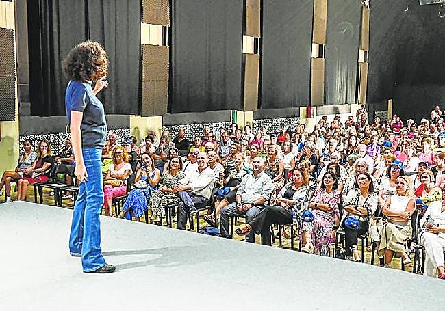 Elsa Punset se dirige al público asistente y a las autoridades.