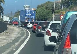 Imagen del atasco provocado por la avería de un camión, en uno de los accesos al túnel de Julio Luengo.