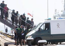 Nueve migrantes detenidos tras amotinarse con cuchillos para no volver a Marruecos