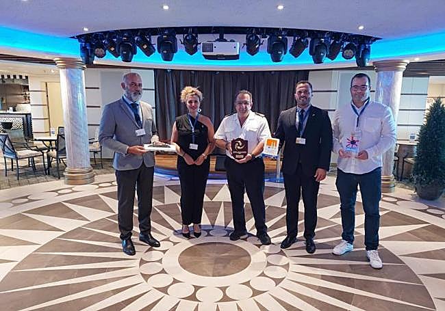 Intercambio de obsequios a bordo del barco.