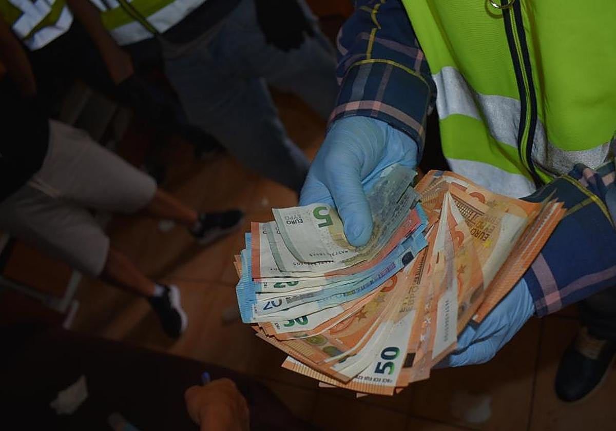 Los agentes incautaron 6.700 dosis de sustancias dopantes y dinero en efectivo en esta operación.