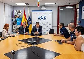 Manuel Miranda (centro), en su visita a las instalaciones del Centro de Coordinación de Emergencias y Seguridad (CECOES) – 112.
