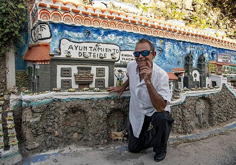 Salvador Sánchez posa delante del Ayuntamiento de Telde en miniatura.