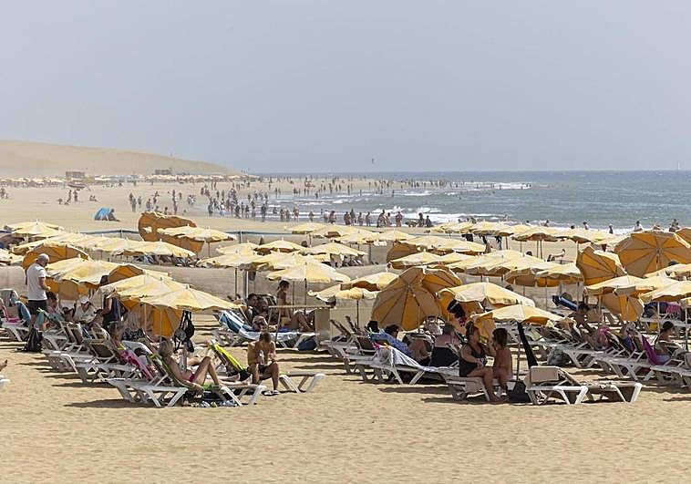 La playa de Maspalomas, llena de bañistas, este miércoles.