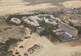 El hotel y el complejo de apartamentos del Oliva Beach, propiedad de la cadena Riu, en las Grandes Playas de Corralejo.