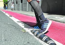 Una de las barreras instaladas a modo de guardias muertos en los carriles bici.