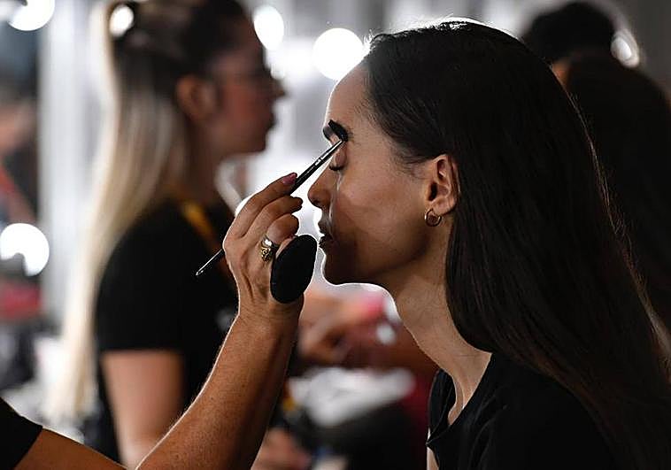 Una modelo se prepara para la primera jornada del evento.