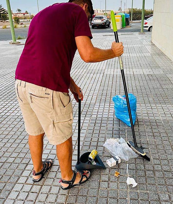 Imagen secundaria 2 - Imágenes de varios vecinos barriendo sus calles.
