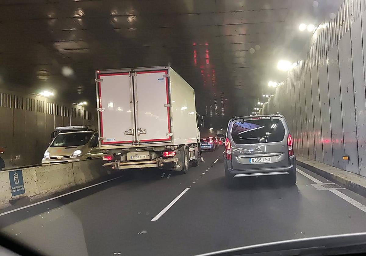 Imagen de las colas formadas en el interior del túnel de Julio Luengo, en dirección Norte.