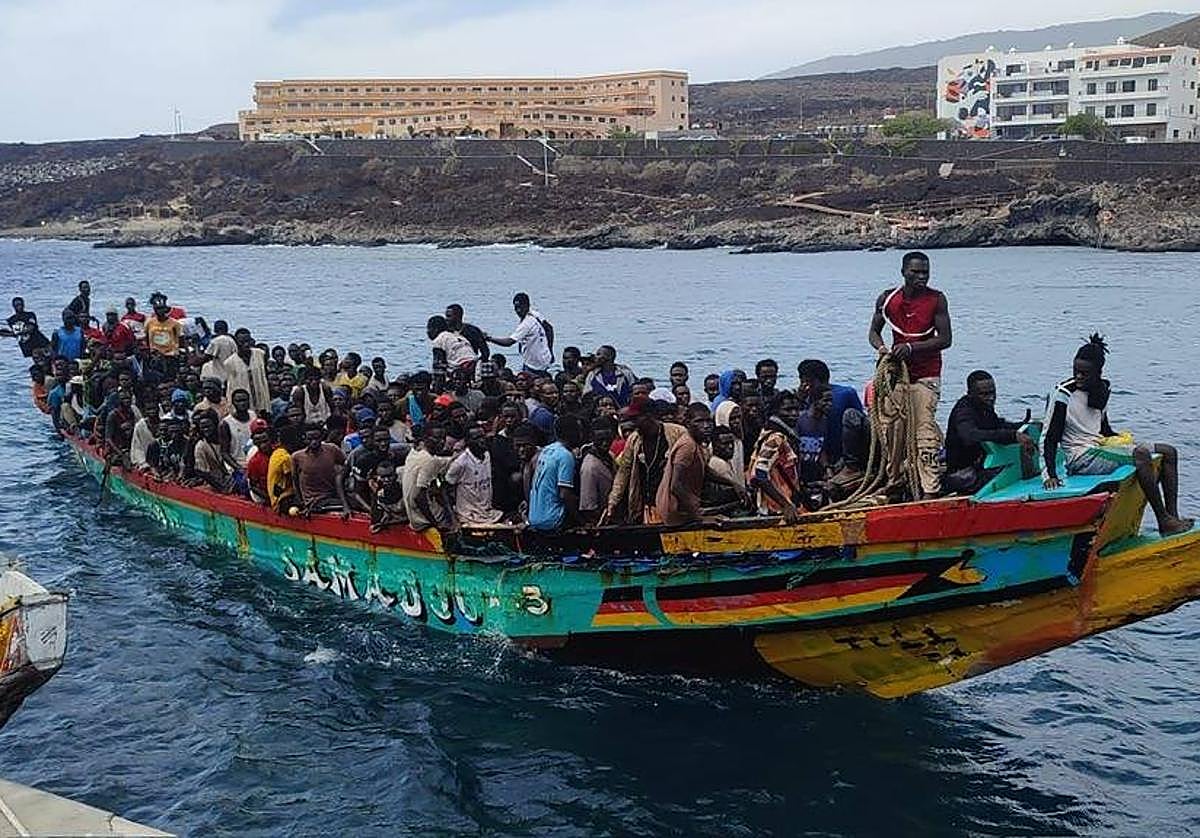 Imagen del cayuco que llegó el pasado martes a El Hierro y que es el más numeroso de la historia de Canarias, con 271 personas a bordo.