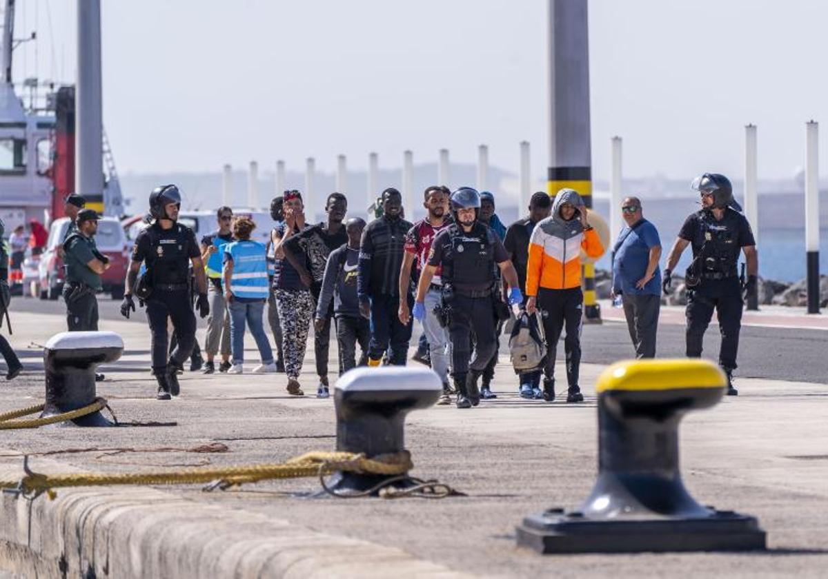 Imagen de los migrantes amotinados en Puerto del Rosario.