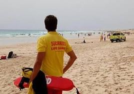 Imagen de archivo de un socorrista en una playa.