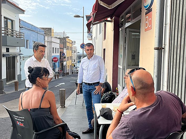 Manuel Domínguez visitó este jueves a los vecinos de La Restinga, afectados por la llegada de migrantes.