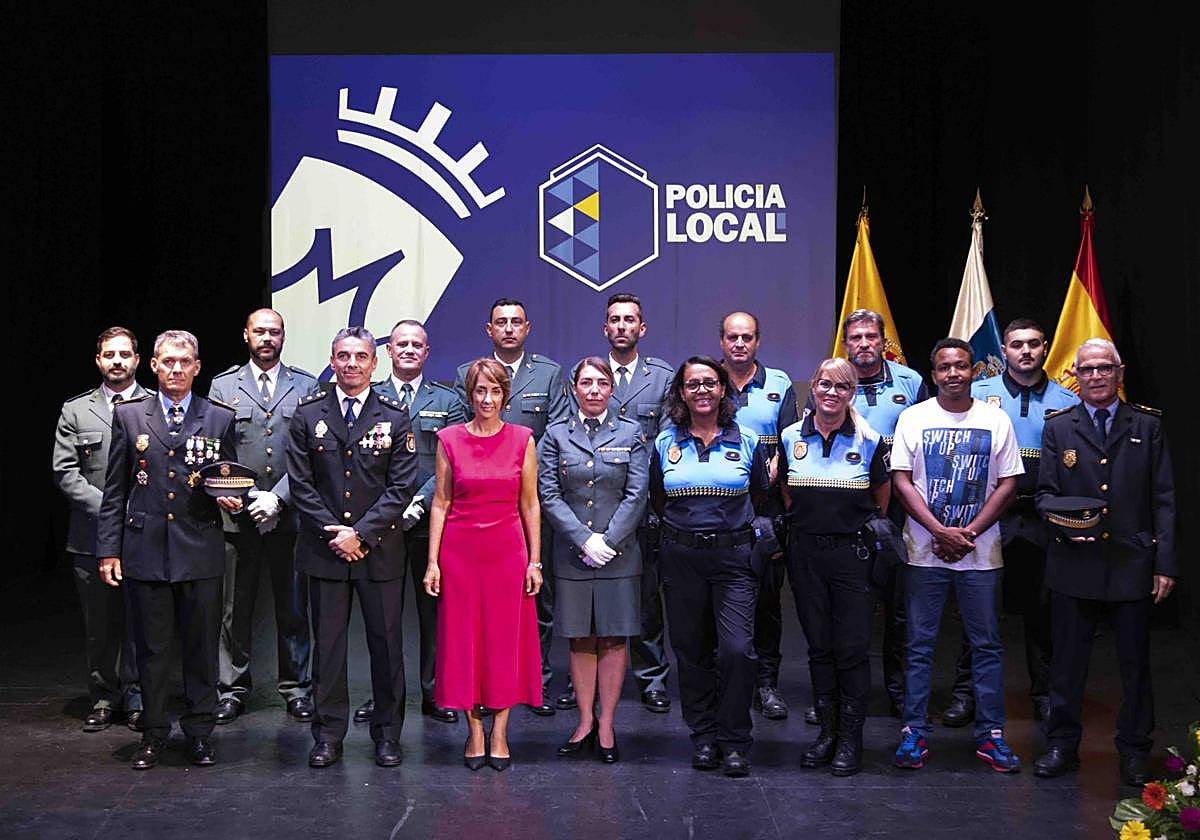 Foto de familia de los condecorados.