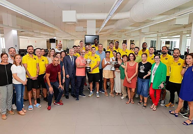La plantilla del Guaguas, durante su visita a la redacción de CANARIAS7.