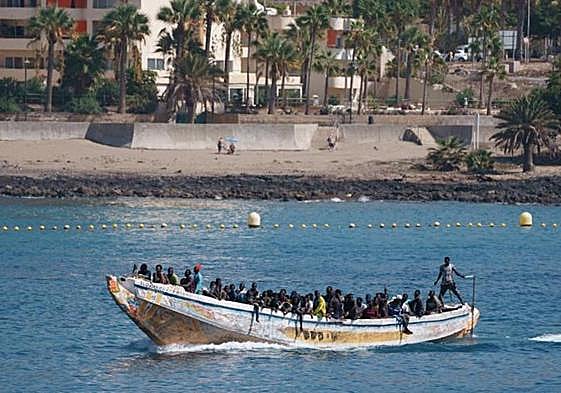 En la imagen, llegada al puerto de Los Cristianos de un cayuco con 120 personas localizado esta tarde de en el sur de Tenerife.